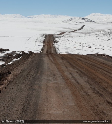 Strasse in den chilenischen Hochanden in der Atacama Region