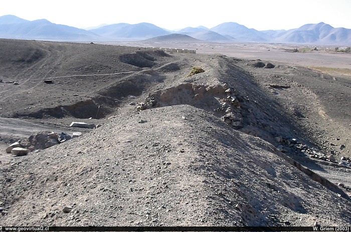 Terraplén de un ferrocarril entre la planta de la mina Dulcinea y la fundición (Region de Atacama, Chile) 