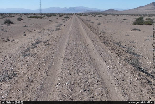 Alter Bahndamm in der Atacama Wüste: Hier zwischen Copiapo und Vallenar, die Carrizalbahn
