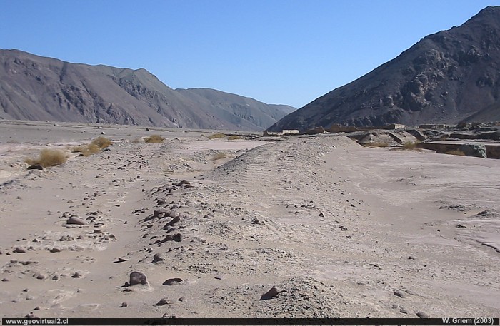 Linea ferrea abandonada en el pueblo de Puquios, Region de Atacama - Chile