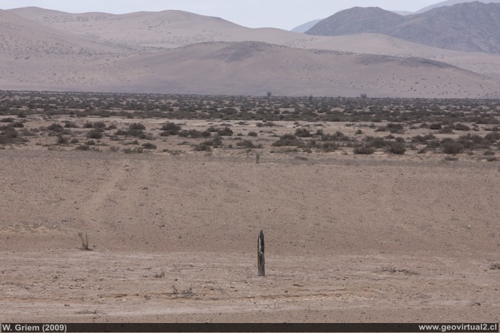 Restos de la línea telegráfica en el desierto Atacama, Chile.