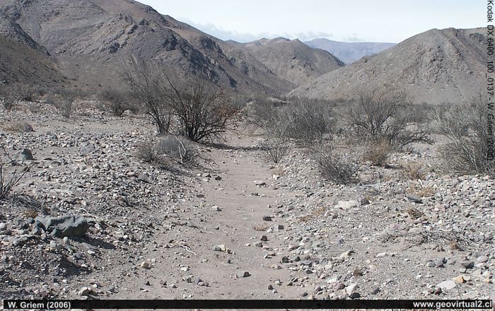 Reste der alten Eisenbahnlinie von Yerbas Buenas in der Atacama Wüste