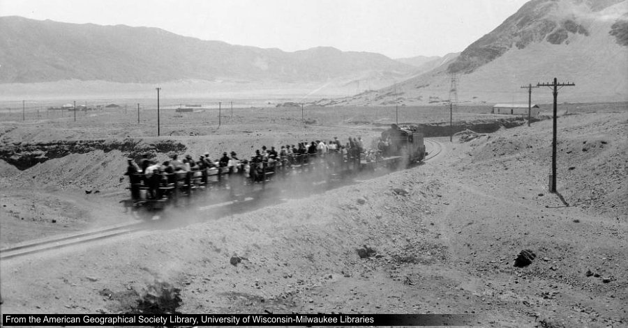 Personas en tren cerca de Chañaral en 1930, Región de Atacama, Chile
