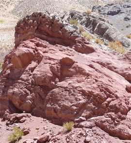 Erosión diferencial en terreno: Cerca de Cachito en Atacama