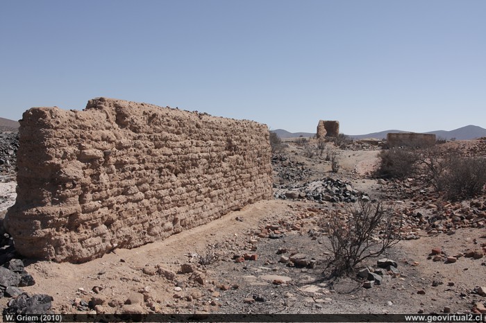 Ruinas de la ex Fundición de Agua Amarga en las cercanías de Vallenar, Chile