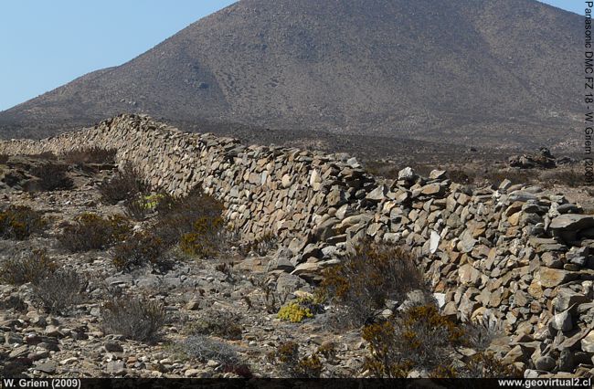Muro grande en la Caleta de Cobre (Región Atacama, Chile)
