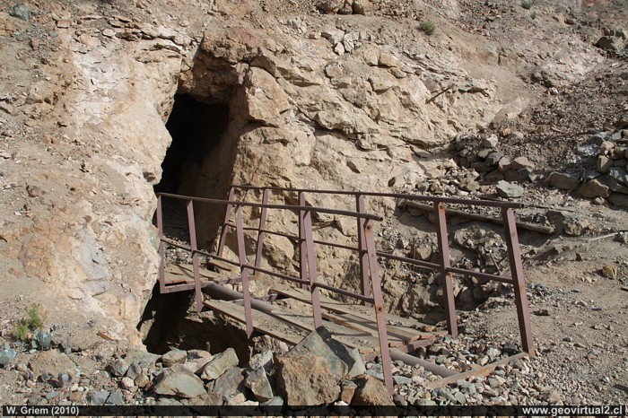 Entrada a una mina de Checo de Cobre, Región Atacama - Chile