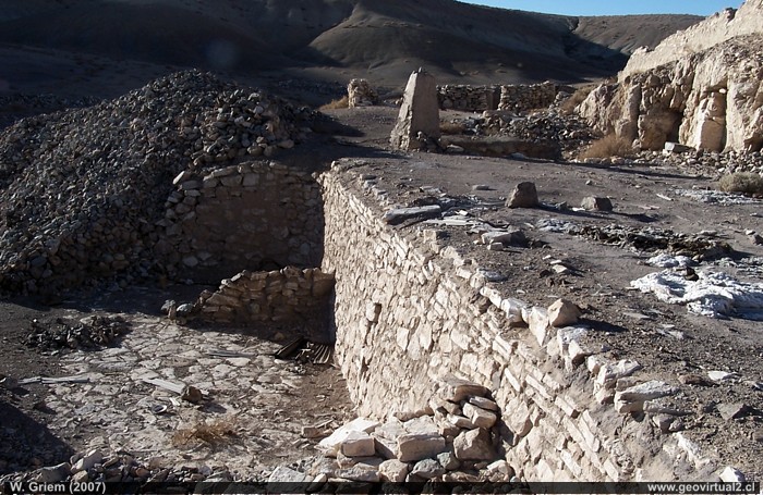 Ruinas de una planta minera de las minas de plata de Lomas Bayas (Región Atacama, Chile)