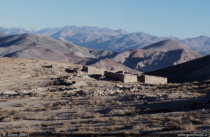 Vista desde Lomas Bayas con ruinas (Región Atacama, Chile)