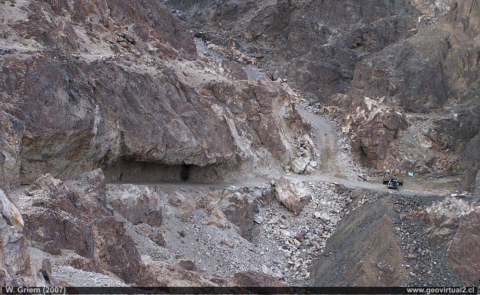 Camino a la mina Flor de Puquios, Desierto de Atacama - Chile